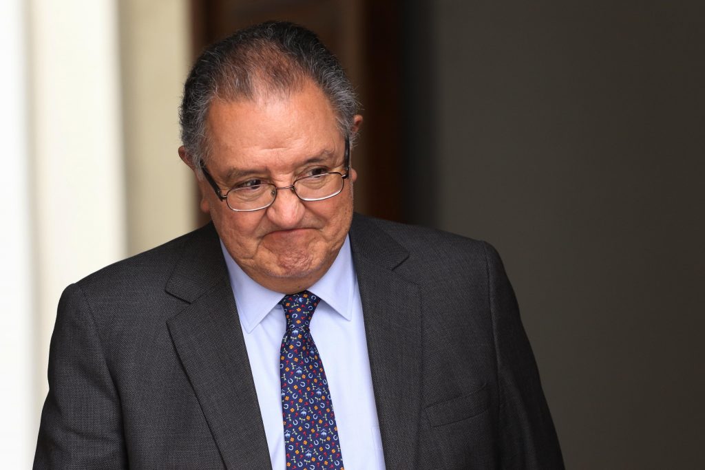 Huenchumilla renuncia a presidencia de la DC: 