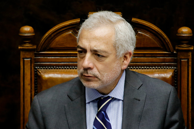 Presidenta del Senado ordenó “recabar mayores antecedentes” tras foto de Raúl Guzmán en un restaurante