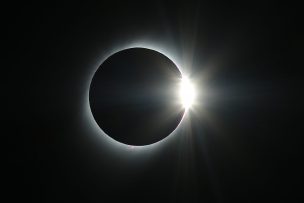 Eclipse de sol total: Revisa a qué hora será y cómo verlo desde Chile EN VIVO