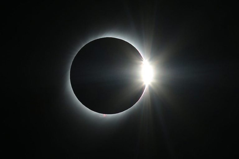 Eclipse de sol total: Revisa a qué hora será y cómo verlo desde Chile EN VIVO