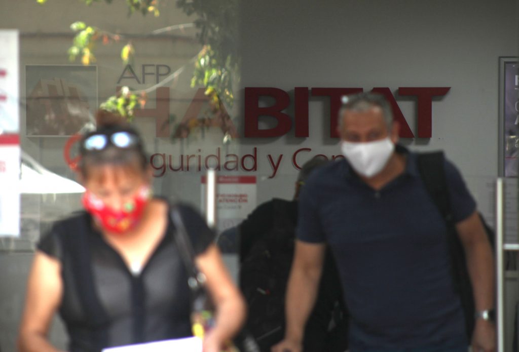 Plaza Pública Cadem: 83% de los encuestados está a favor de retirar el 10% de las AFP