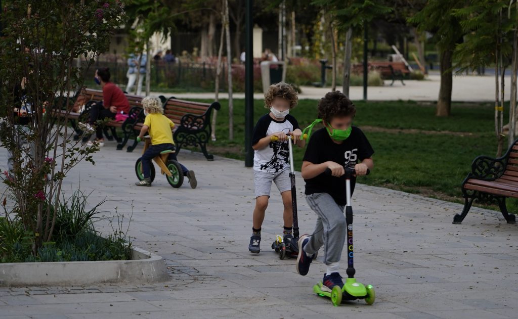 Así avanza el permiso para niños en cuarentena: “Adolescentes de 14 años podrían salir solos, pero que entiendan que no es una salida social”