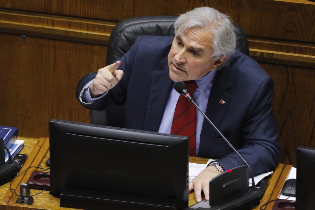 “Andrés Celis es un miserable y cobarde”: Senador Moreira critica duramente a diputado RN tras desmayo de su hermano
