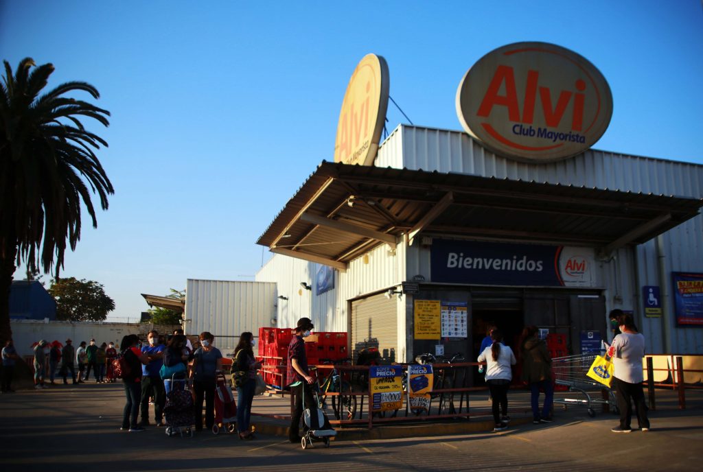 Conchalí: supermercado fue robado en pleno toque de queda