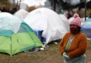 Más de 100 bolivianos acamparon en las afueras del consulado de Providencia