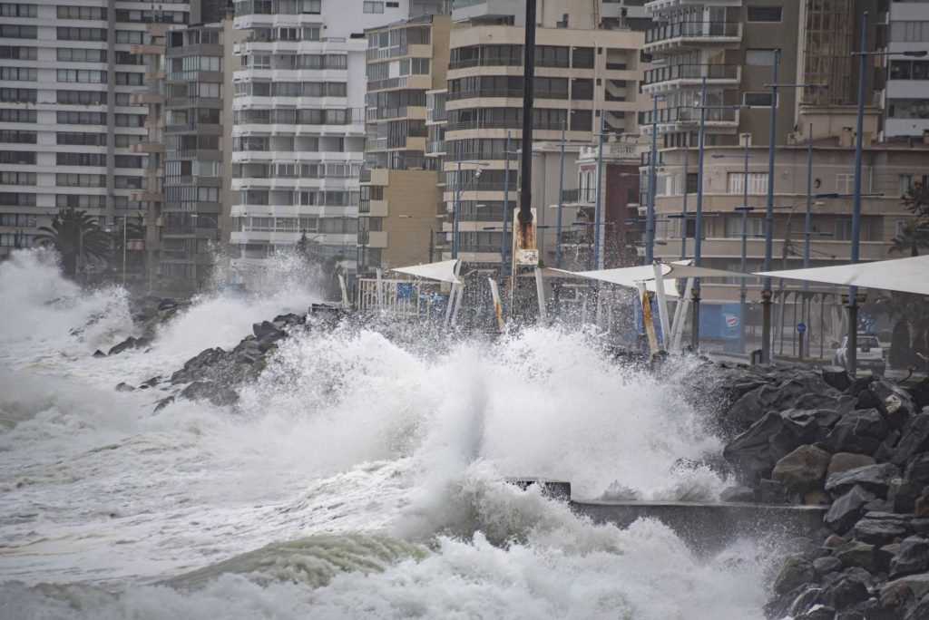 Emiten aviso especial de marejadas entre las costas de Corral y Arica