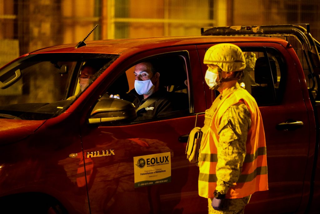 Carabineros entregó más de 1,2 millones de permisos y detuvo a 3.465 personas al incumplir medidas sanitarias o toque de queda