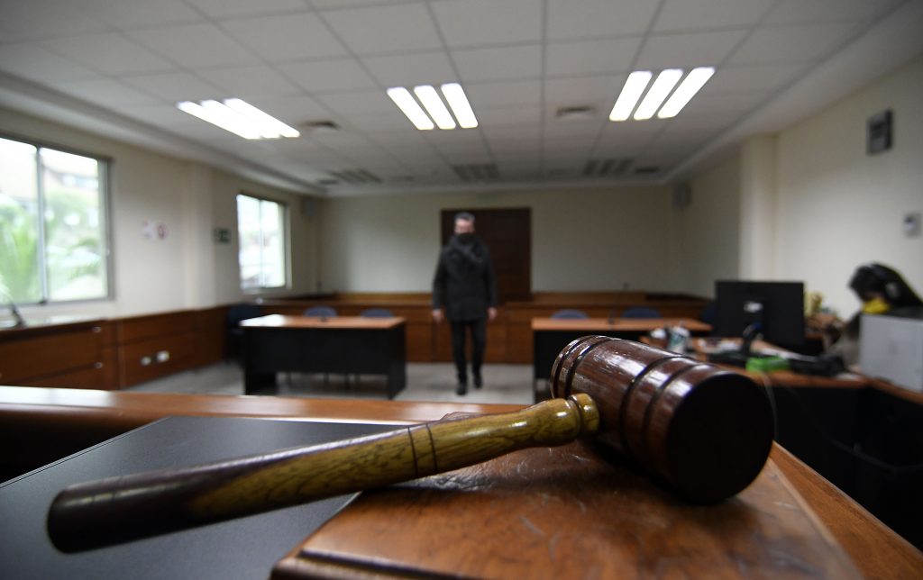 Tribunal descarta prisión preventiva para sujeto que amenazó con cuchillos a mujer y a Carabineros