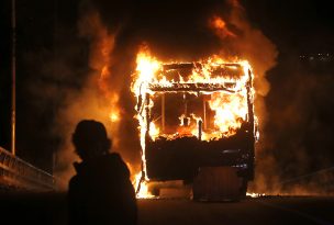 Un muerto, nueve detenidos y una micro quemada tras jornada de protestas en la capital