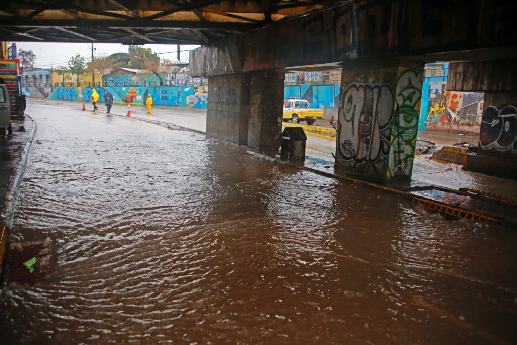 MOP indica que cerca de 24 mm de agua ha caído en el Gran Santiago