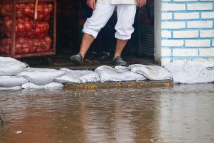 Aguas Andinas pide no abrir tapas de alcantarillado para evacuar lluvias