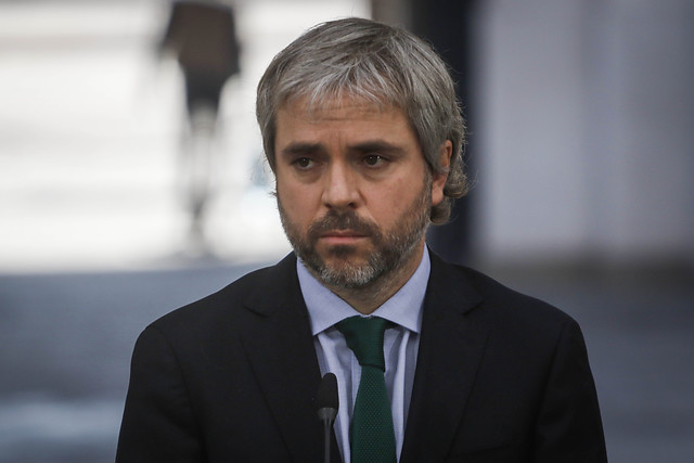 Ministro Blumel tras noche de protestas: “Es un intento de amedrentar y alterar nuestro proceso democrático”