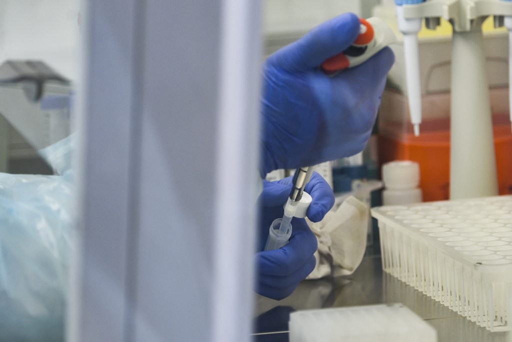 COVID-19: Casos totales ascienden a 315 mil y fallecidos rozan las 7 mil personas