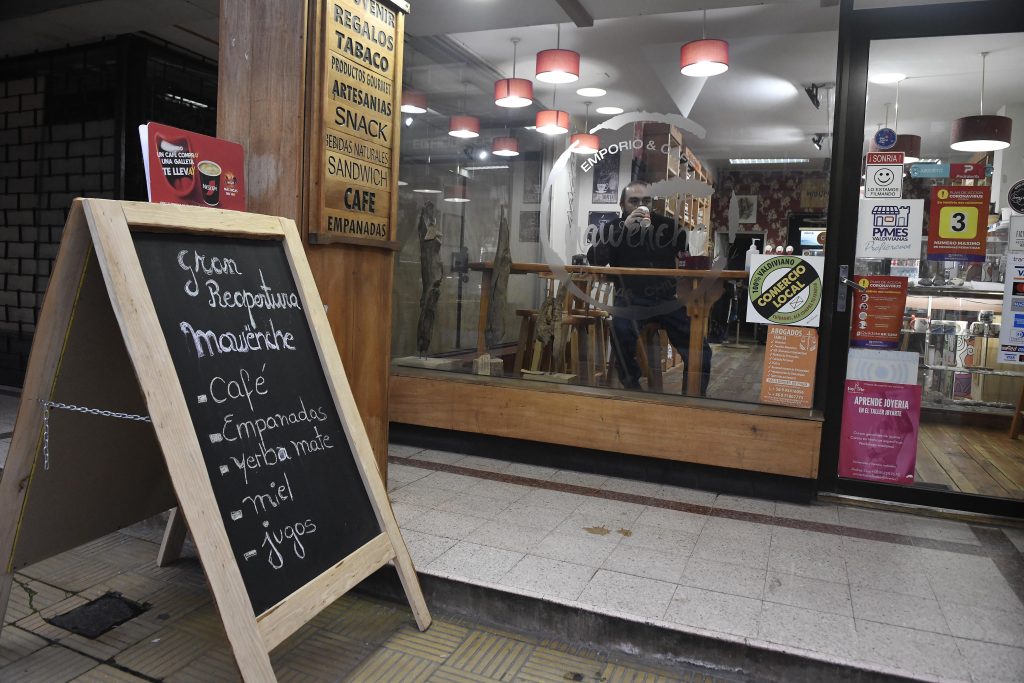 Autoridades afinan protocolos que se aplicarán en restaurantes y cafés en comunas que ingresan a Fase 3