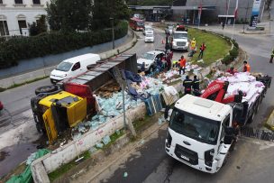 Camión con donaciones vuelca en Valparaíso