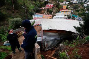 Derrumbe en cerro de Valparaíso genera daños a vivienda