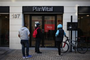 FOTOS | Santiago Centro: larga fila de cotizantes en oficinas de AFP