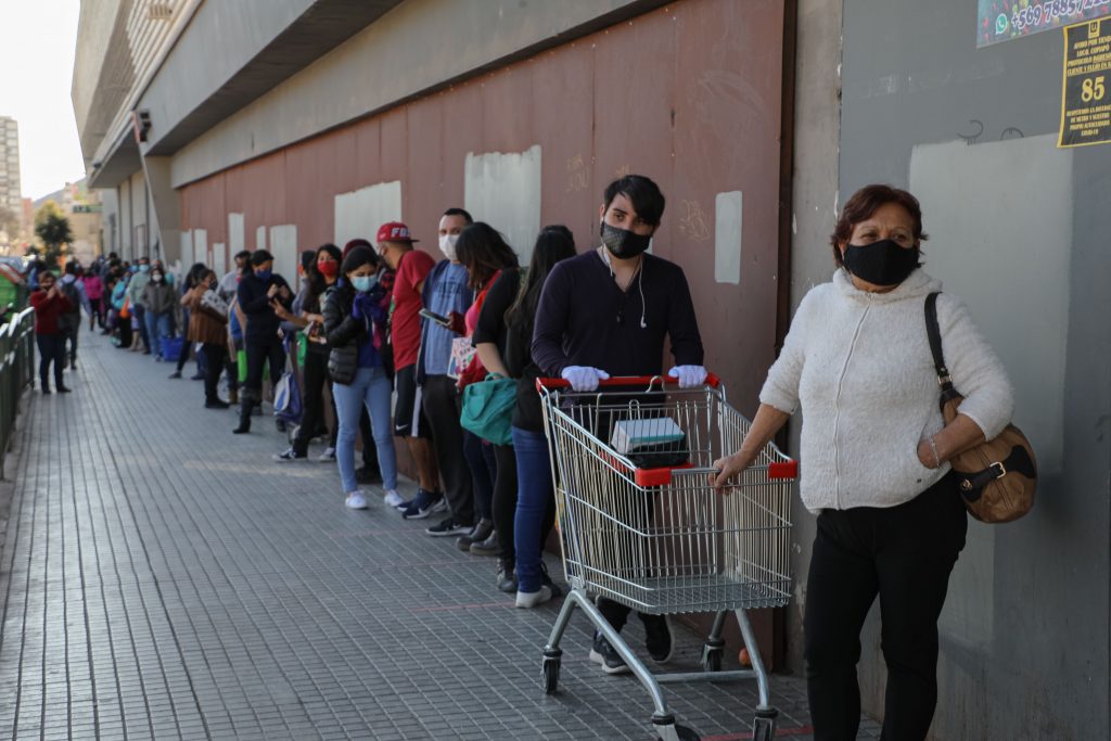 Largas filas en supermercados de La Serena tras anuncio de cuarentena