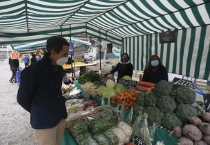 Vuelve a funcionar feria libre en plaza de bolsillo de Santiago Centro