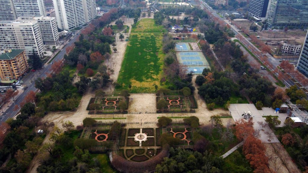 Imágenes aéreas: Así luce ahora el Parque Araucano con la demarcación de zonas de aislamiento