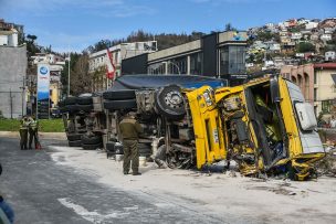 Volcamiento de camión con cajas de alimentos en Valparaíso deja tres lesionados