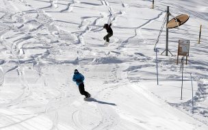 FOTOS | Personas suben a la nieve, aunque los centros de ski están cerrados