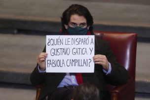 Cuenta Pública: Diputado Winter levanta cartel preguntando a Piñera por casos de Gustavo Gatica y Fabiola Campillai