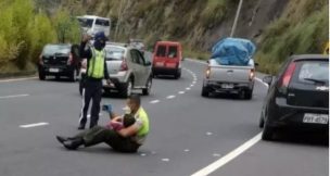 Para aplaudir: policía calmó a pequeño niño que presenció un violento accidente