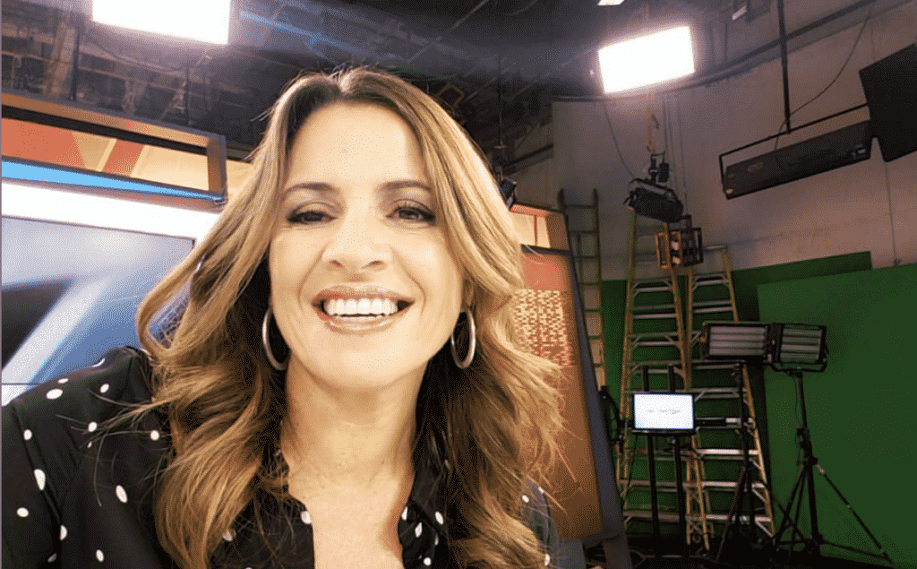 “Es que estoy sin anteojos, no lo veo”: Monserrat Álvarez protagoniza divertido momento en plena transmisión del Plebiscito en CHV