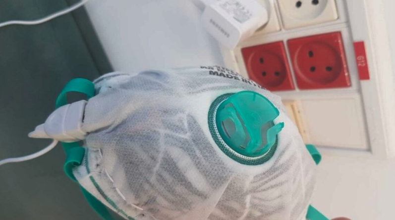 Desarrollan mascarilla que se auto desinfecta utilizando un cargador de celular