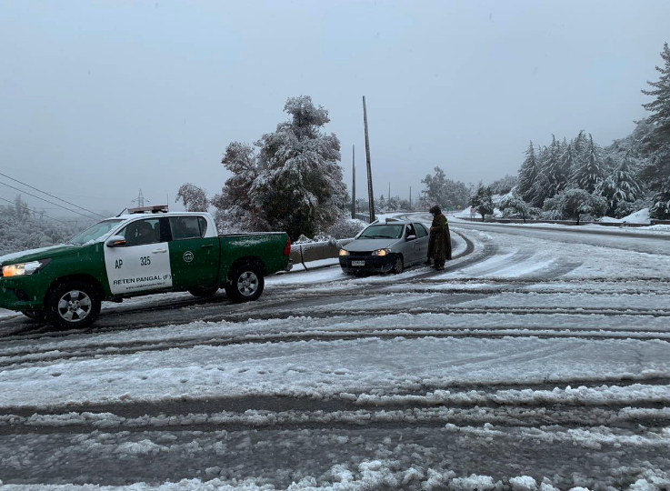 Usuarios reportan caída de nieve en la Región de O’Higgins: Carabineros informa que camino a Coya se encuentra cerrado