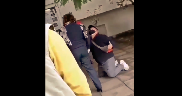 VIDEO | “¡Se lo ruego!”: Hombre se arrodilla ante funcionaria del Registro Civil para poder hacer un trámite