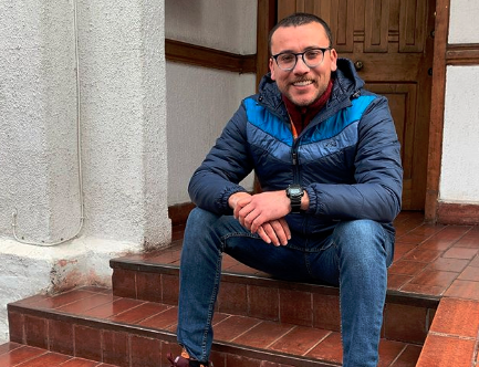 “Ese sol que siempre ilumina nuestro camino…”: Max Collao presentó “al amor de su vida” en redes sociales