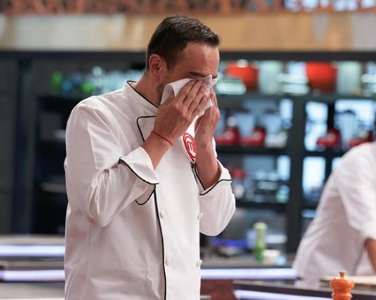 César Campos recibió emotiva carta de su esposo y terminó llorando en “MasterChef Celebrity”