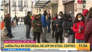 Larga fila de sucursal de AFP en Santiago Centro