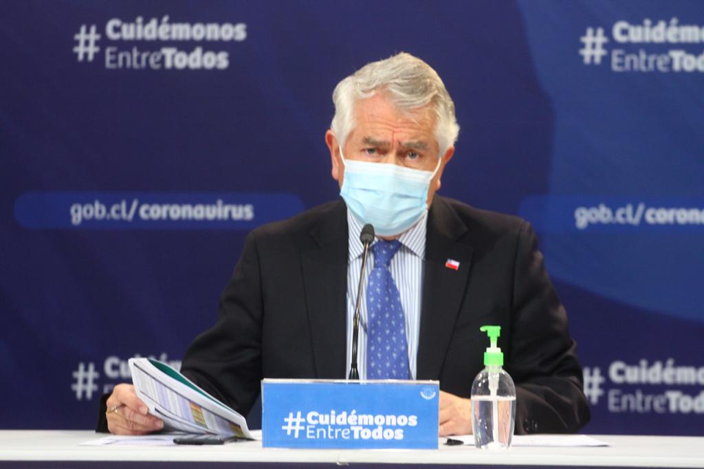 Ministro Paris pasó a calificar de “leve mejoría” a “moderada mejoría” la evolución del Covid-19
