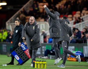 Euforia total: Marcelo Bielsa repartió abrazos en celebración del Leeds y ofreció un particular premio