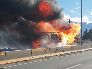 Camión cargado con cilindros gas se incendió en la entrada de Rancagua