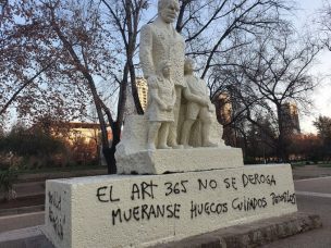 Vandalizan monumento del Parque Almagro con mensajes contra el Movilh