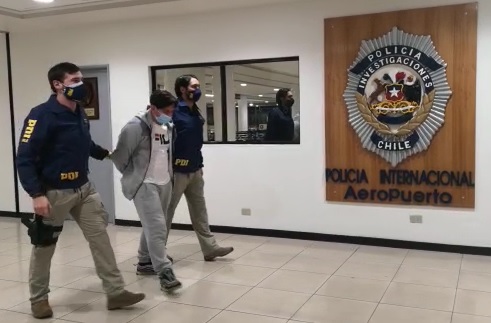 Hombre fue detenido en el aeropuerto tras ser expulsado desde España: Tenía órdenes de detención pendientes