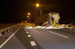 Accidente de camión termina con desechos biológicos de COVID-19 esparcidos en Ruta 5 Norte