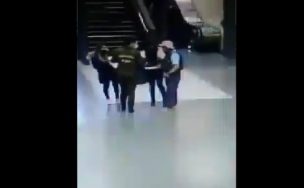 Desconocido se enfrentó con un cuchillo ante dos carabineros en el Metro de Santiago