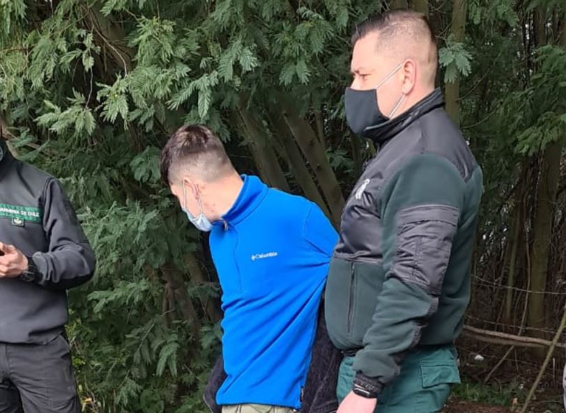 Hombre fue detenido cuando intentaba lanzar un revolver, celulares y clonazepam a internos de cárcel de Cauquenes