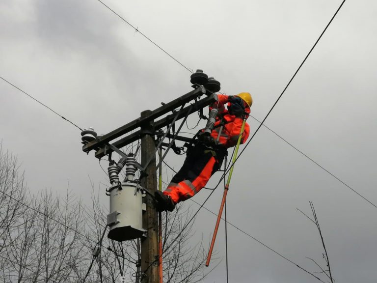 CGE activa plan preventivo ante sistema frontal en la RM ante posibles cortes de luz en 19 comunas