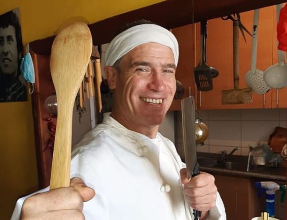 Julio Milostich se reinventó con la crisis y ahora hace las “Empanadas La Querencia”