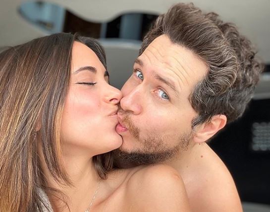 “A lo Arjona”: Karol Lucero se llenó de comentarios al lanzar particular frase en foto con su novia