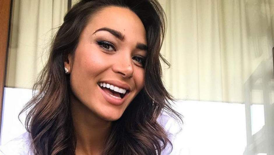 “Regia”: Lisandra Silva sacó aplausos con ajustado vestido a un mes y medio de haber dado a luz