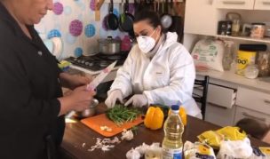 Marlen Olivari llegó con overol, guantes y mascarilla a cocinar en ollas comunes de Viña del Mar