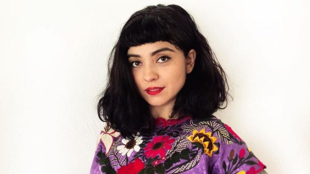 Mon Laferte sorprende a sus seguidores y vuelve a su tono negro: “Me extrañaba”