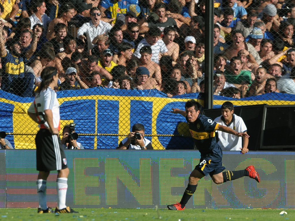 Homenaje al cumpleañero: cuando el “Pitbull” Medel ladró en La Bombonera ante River Plate
